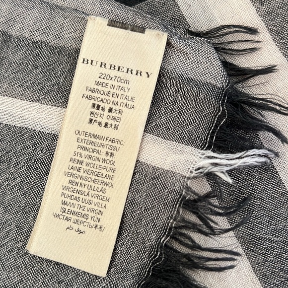 Authentic Burberry Giant check Wool & Silk Scarf. Grey and black. 220x70cm - Picture 5 of 6